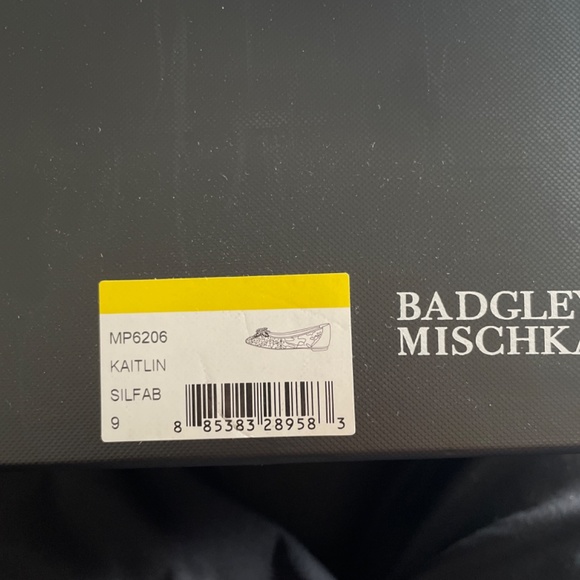 Badgley Mischka Kaitlin flats Brand new never worn SZ 9 - Picture 3 of 3